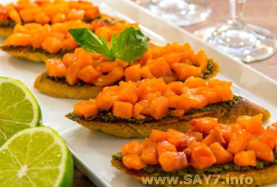 Брускетта с семгой и песто