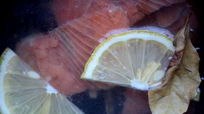 брускетта с творогом и красной рыбой