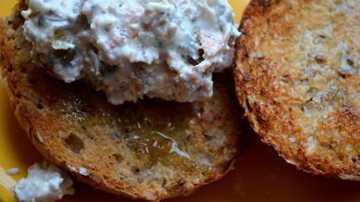 брускетта с творогом и красной рыбой