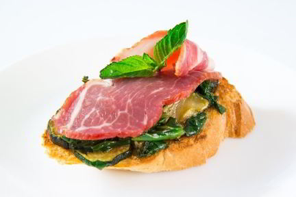 Брускетта с ветчиной