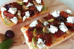 Брускетта с вялеными томатами, оливками и брынзой