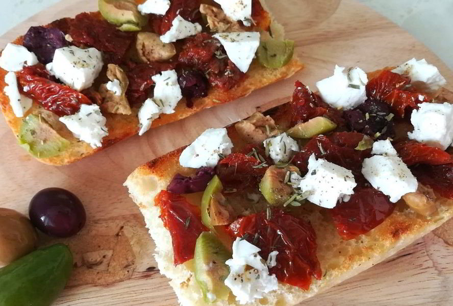 Брускетта с вялеными томатами, оливками и брынзой