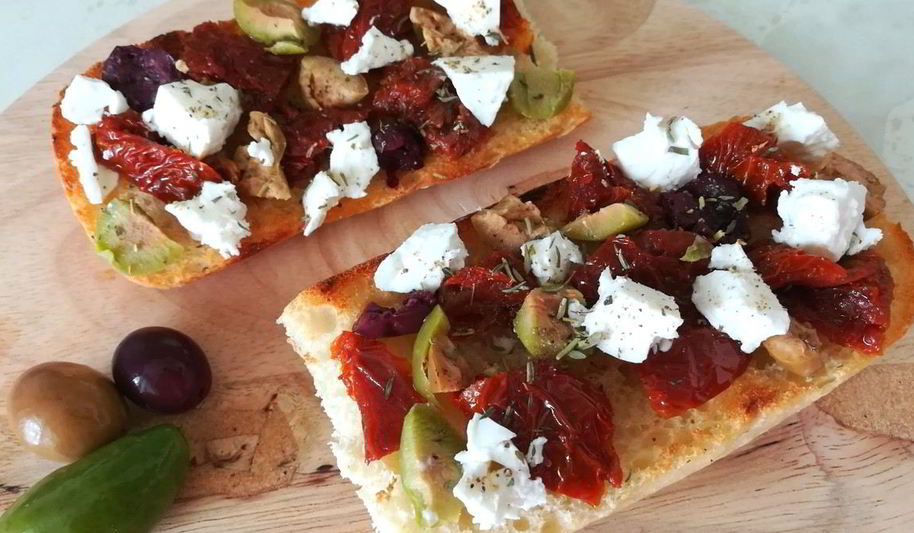 Рецепт брускетты с вялеными томатами, оливками и брынзой