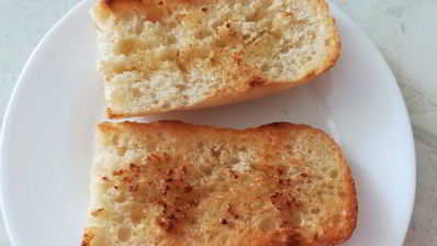 брускетта с вялеными томатами, оливками и брынзой