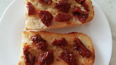 брускетта с вялеными томатами, оливками и брынзой