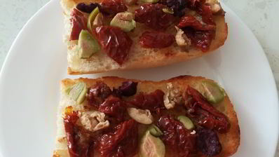 брускетта с вялеными томатами, оливками и брынзой