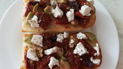 брускетта с вялеными томатами, оливками и брынзой