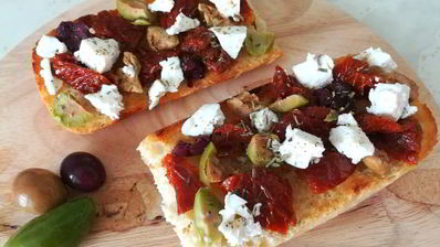 брускетта с вялеными томатами, оливками и брынзой