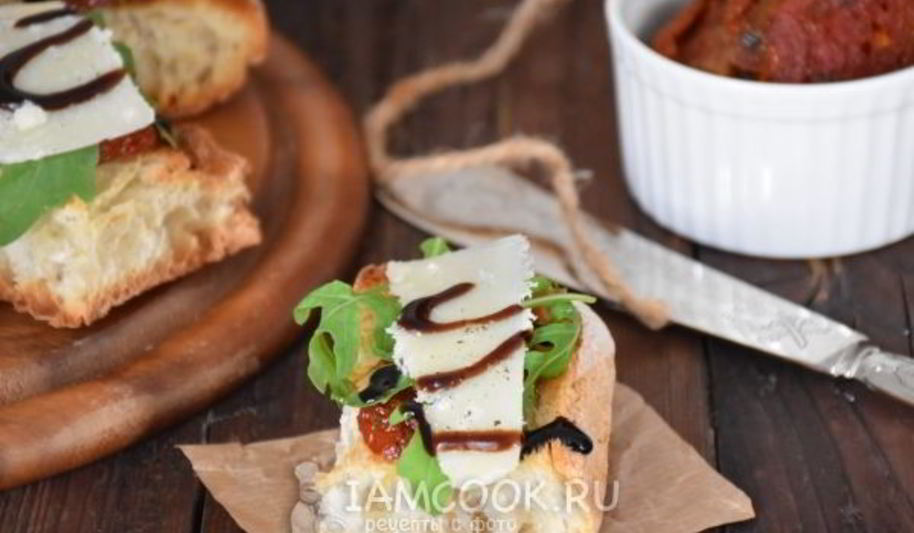 Рецепт брускетты с вялеными томатами, рукколой и пармезаном