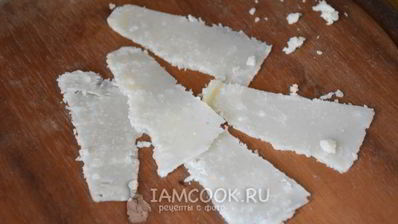 брускетта с вялеными томатами, рукколой и пармезаном