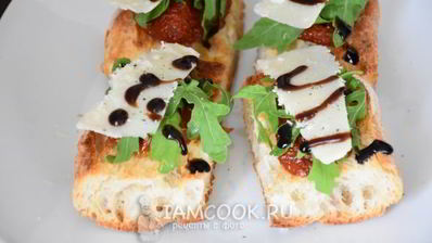брускетта с вялеными томатами, рукколой и пармезаном