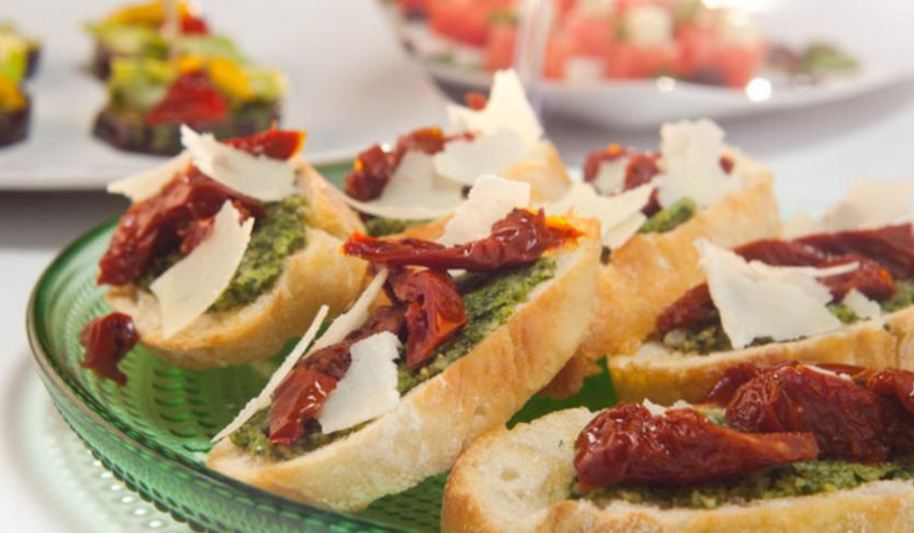 Рецепт брускетты с вялеными томатами