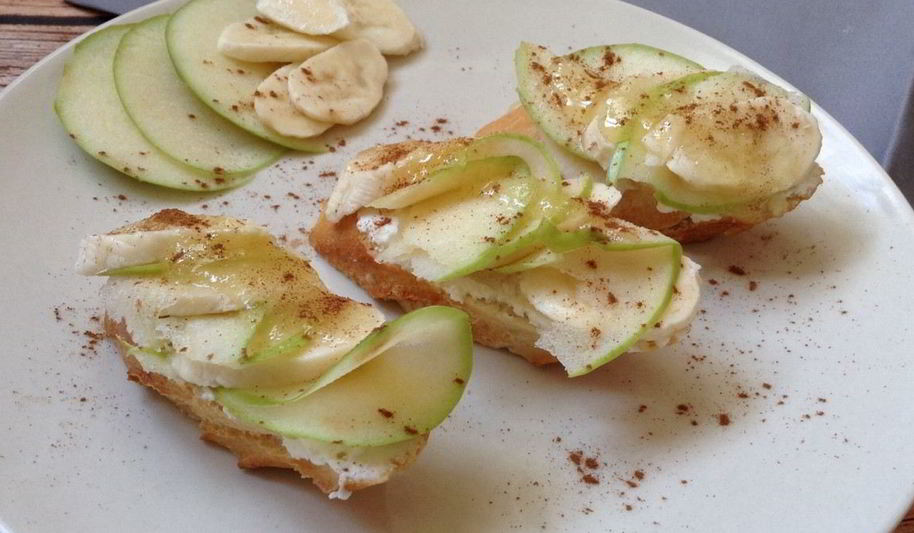 Рецепт брускетты с яблоком и бананом