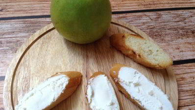 брускетта с яблоком и бананом