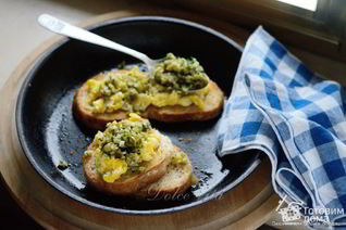 Брускетта с яйцом, оливками и петрушкой