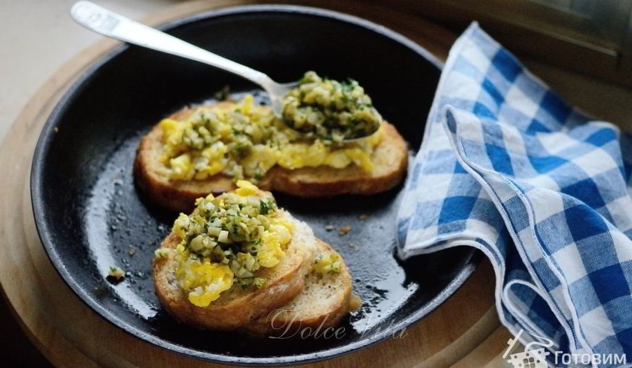 Рецепт брускетты с яйцом, оливками и петрушкой