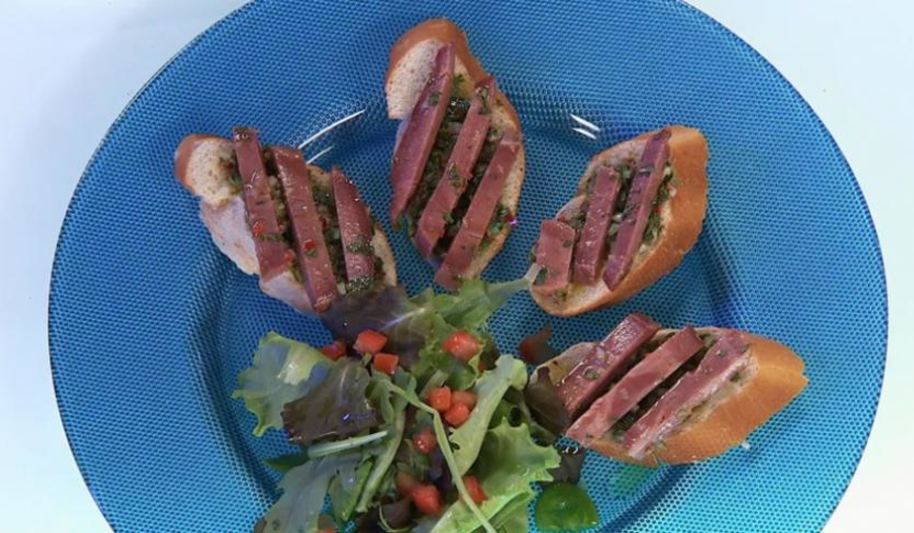 Рецепт брускетты с языком и острым соусом