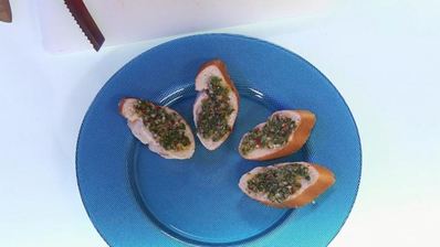 брускетта с языком и острым соусом