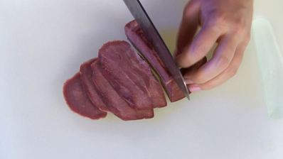 брускетта с языком и острым соусом