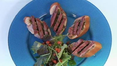 брускетта с языком и острым соусом