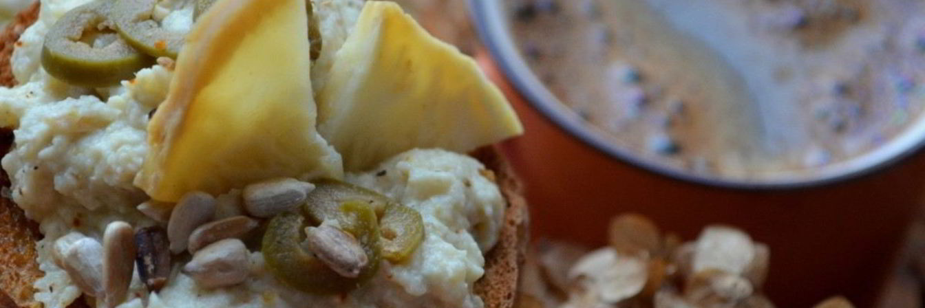 Брускетта с запеченным корнем сельдерея и оливками