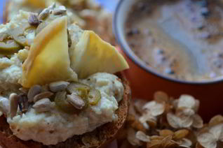 Брускетта с запеченным корнем сельдерея и оливками