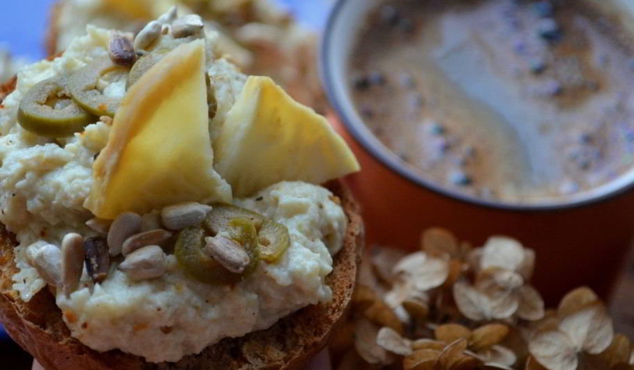 Рецепт брускетты с запеченным корнем сельдерея и оливками