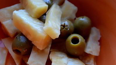 брускетта с запеченным корнем сельдерея и оливками