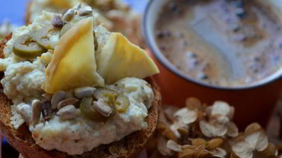 брускетта с запеченным корнем сельдерея и оливками