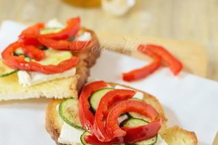 Брускетта со сладким перцем и сыром