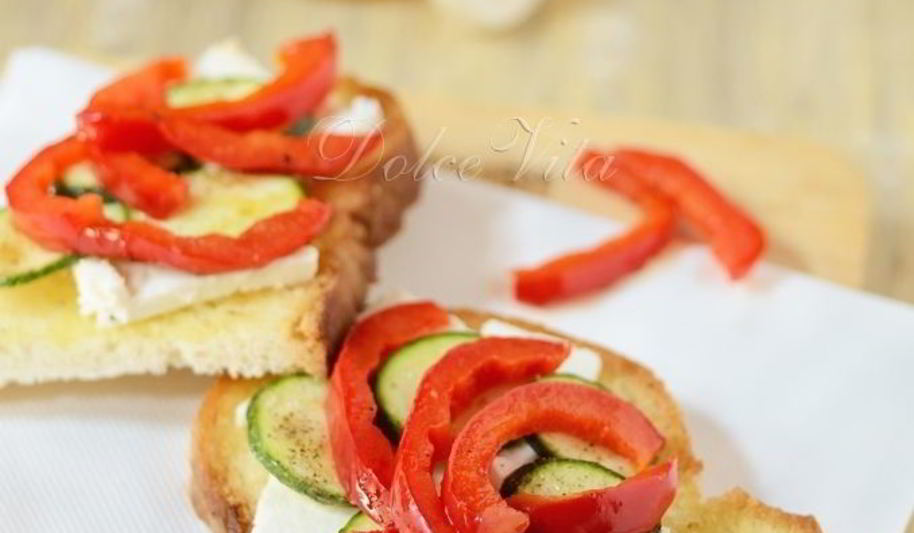 Рецепт брускетты со сладким перцем и сыром