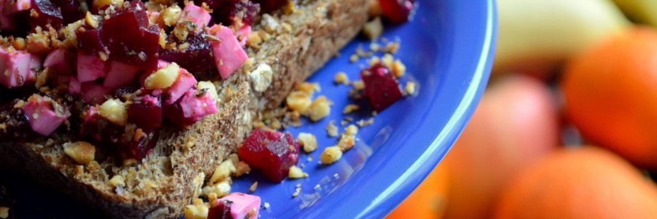 Брускетта со свеклой, мягким сыром и грецким орехом