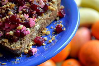 Брускетта со свеклой, мягким сыром и грецким орехом