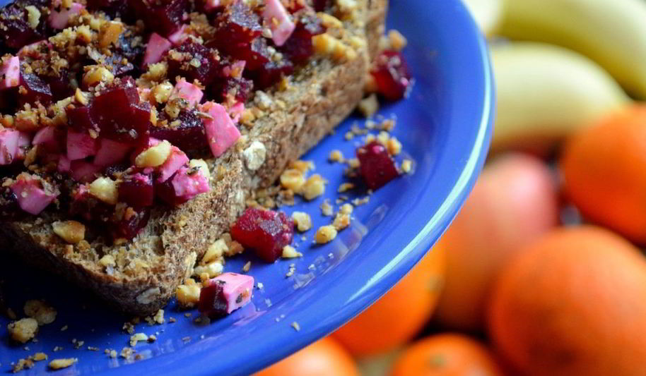 Рецепт брускетты со свеклой, мягким сыром и грецким орехом