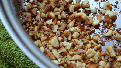 брускетта со свеклой, мягким сыром и грецким орехом