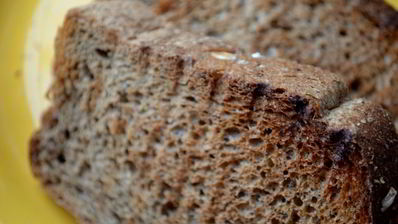 брускетта со свеклой, мягким сыром и грецким орехом