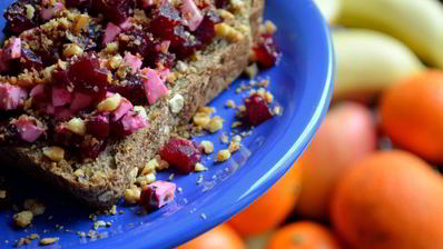 брускетта со свеклой, мягким сыром и грецким орехом