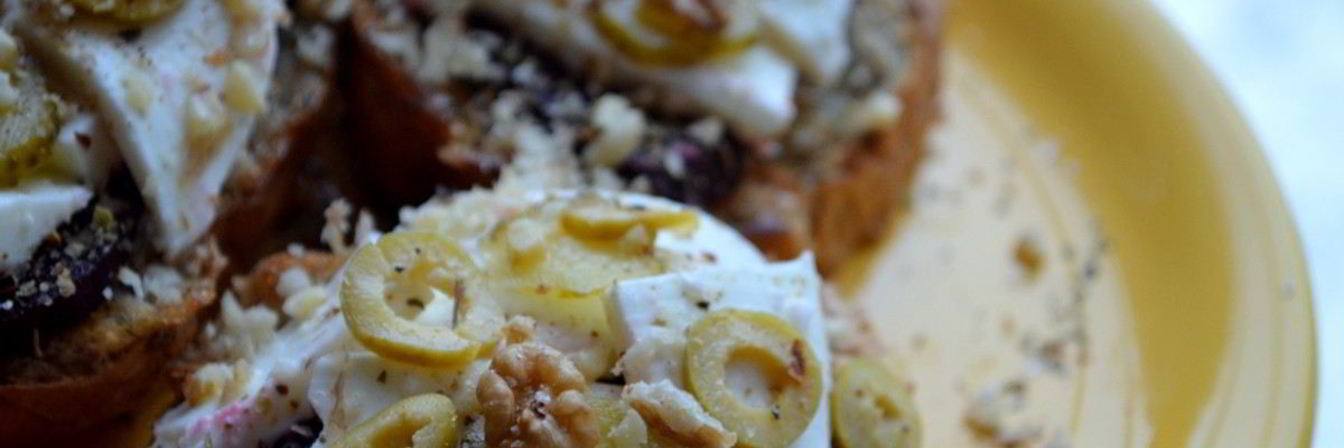 Брускетта со свеклой, мягким сыром и корнишонами