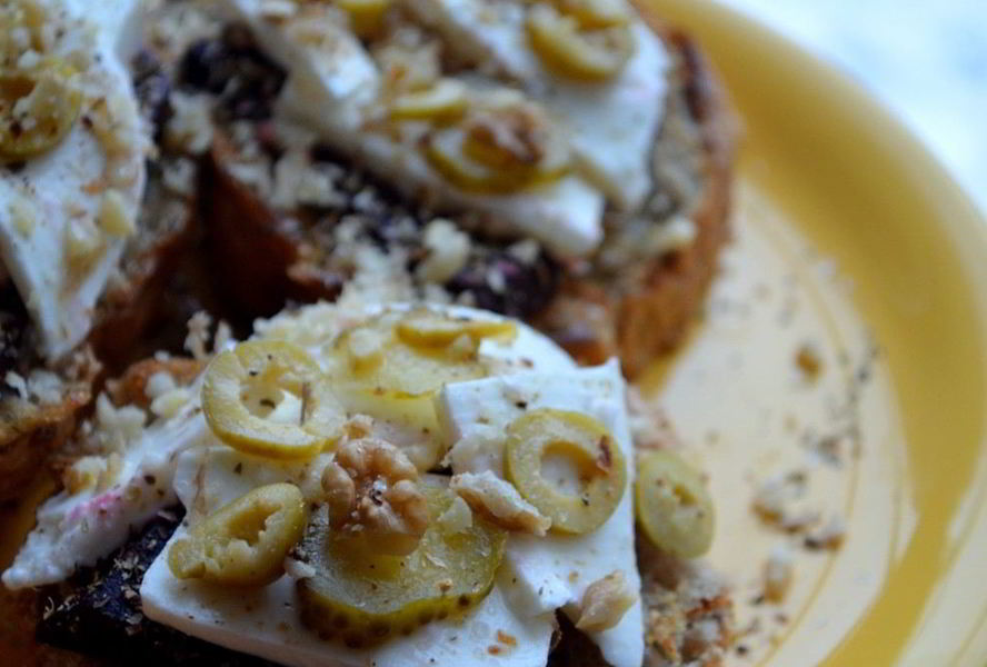 Брускетта со свеклой, мягким сыром и корнишонами