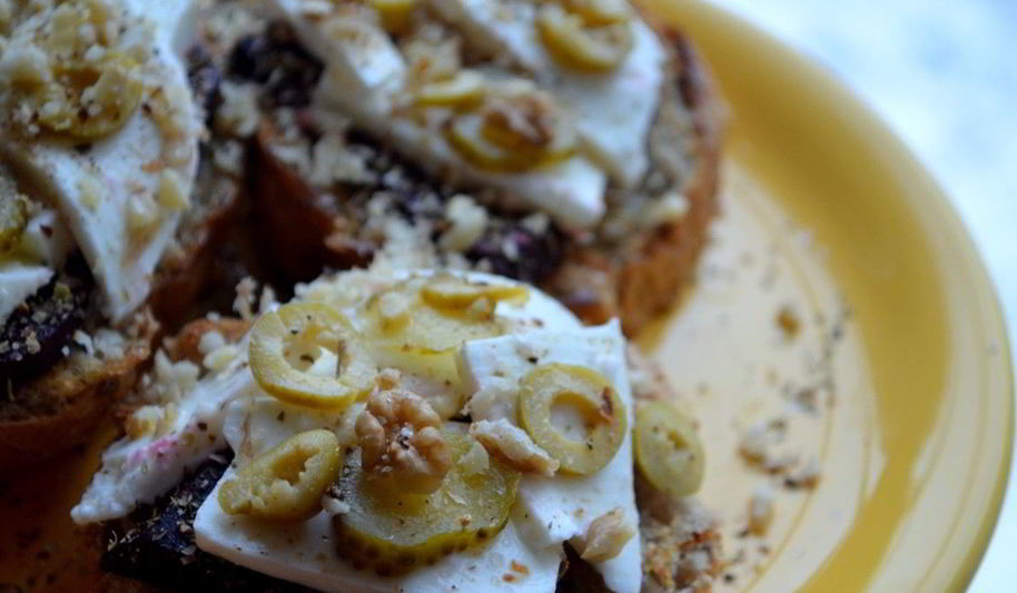 Рецепт брускетты со свеклой, мягким сыром и корнишонами