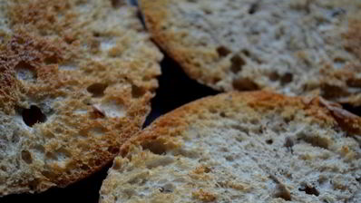 брускетта со свеклой, мягким сыром и корнишонами