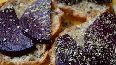 брускетта со свеклой, мягким сыром и корнишонами