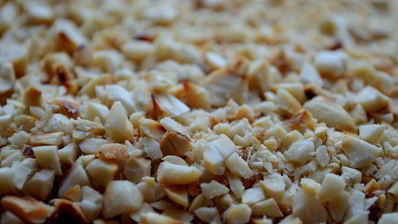 брускетта со свеклой, мягким сыром и корнишонами