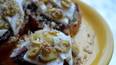 брускетта со свеклой, мягким сыром и корнишонами