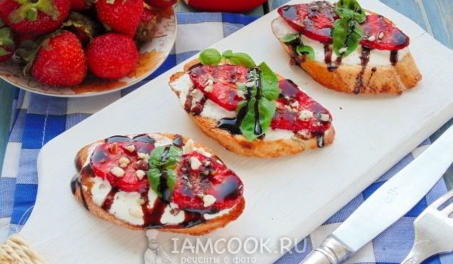 Рецепт брускетт с клубникой и базиликом