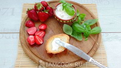 брускетты с клубникой и базиликом