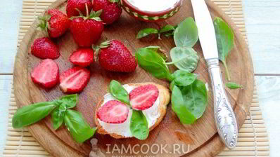 брускетты с клубникой и базиликом