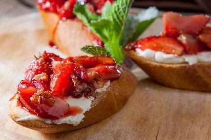 Брускетты с клубникой и маскарпоне