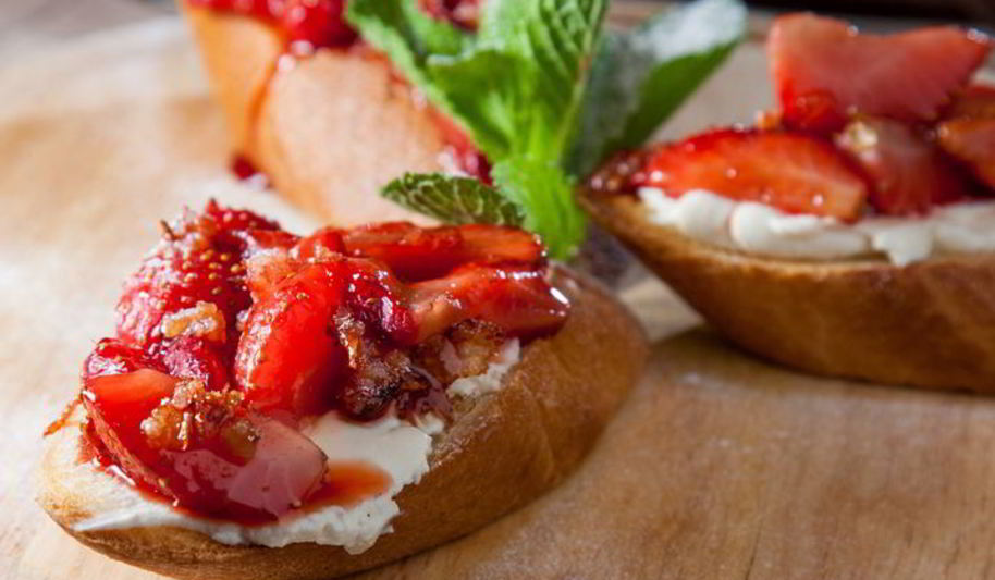 Рецепт брускетт с клубникой и маскарпоне