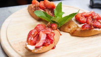 брускетты с клубникой и маскарпоне